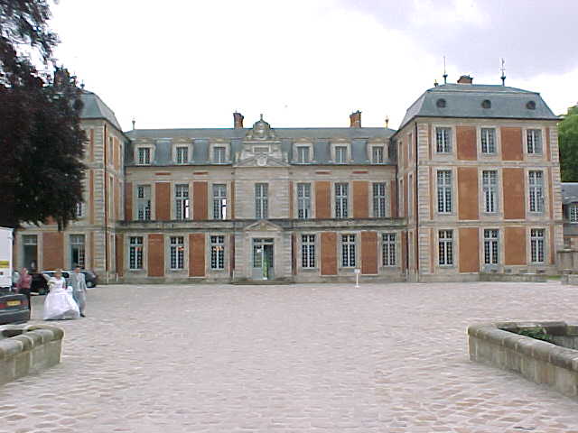 101 - LE CHATEAU, LA COUR, ET LES MARIES !.jpg